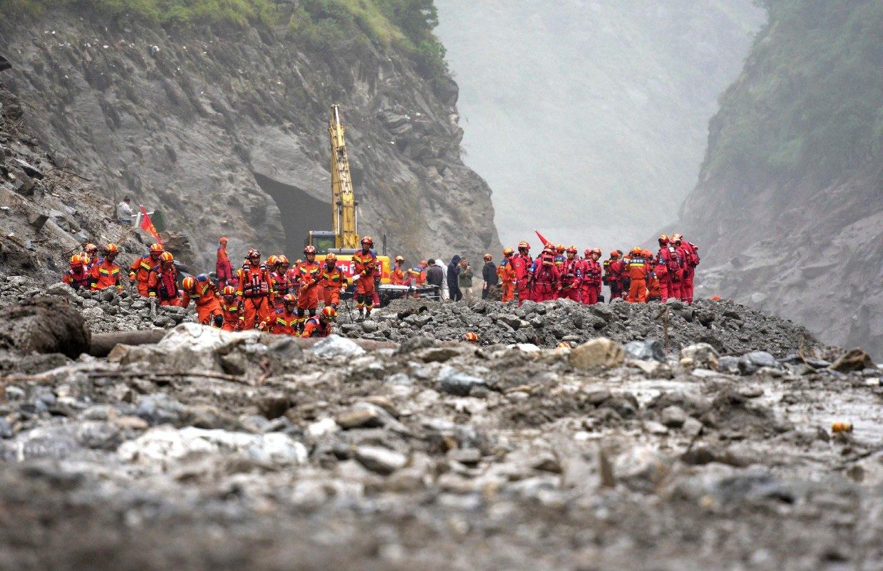 搜救人員走進偏遠山區。(Photo Credit：Vatican News)